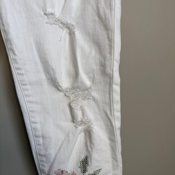 Boom Boom Jeans Women's 11 White Jeans Distressed Floral Embroidered Preppy Y2K - Picture 5 of 16